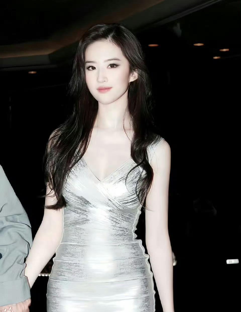 刘亦菲这组图真是女神感满满，刘亦菲身上是有一种魅力的，一段时间总是看刘亦菲，就会