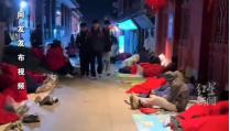 5月1号凌晨，在泰山上那个神憩宾馆的大堂里，地上横七竖八睡满了人，铺个垫子就算一