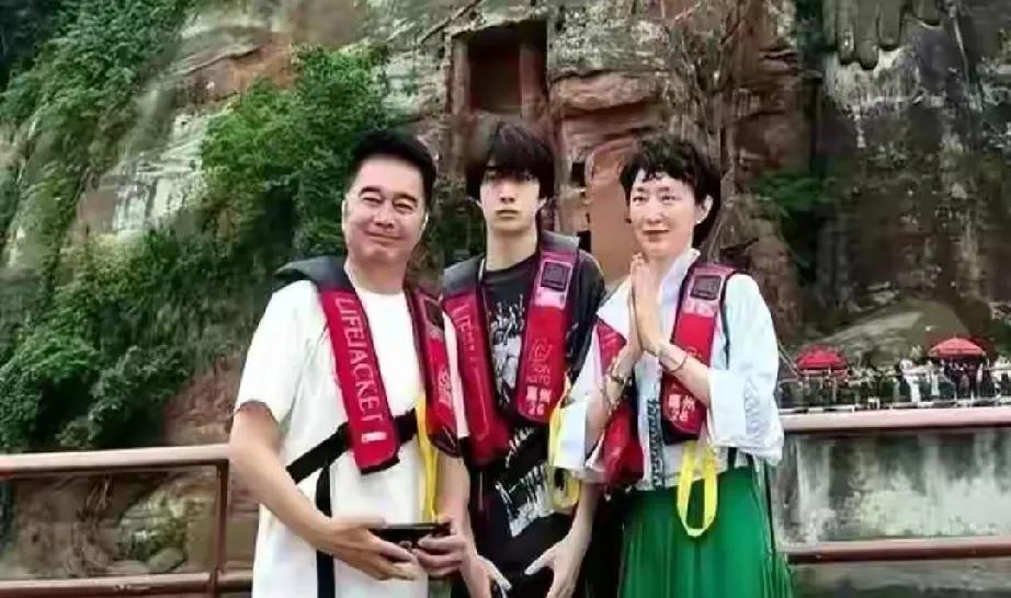 许亚军一家乐山游太吸睛啦！近日，许亚军携妻儿现身乐山，开启温馨家庭之旅。