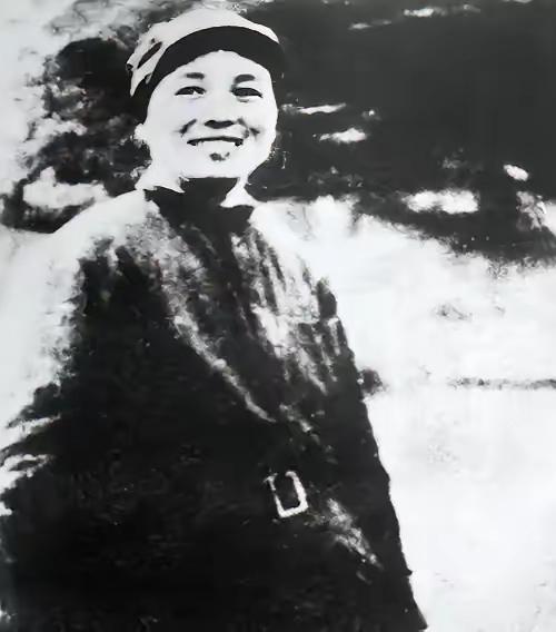 1937年，身怀有孕的张琴秋饥肠辘辘，摇摇晃晃走到山下，被马家军抓获，一名旅长亲