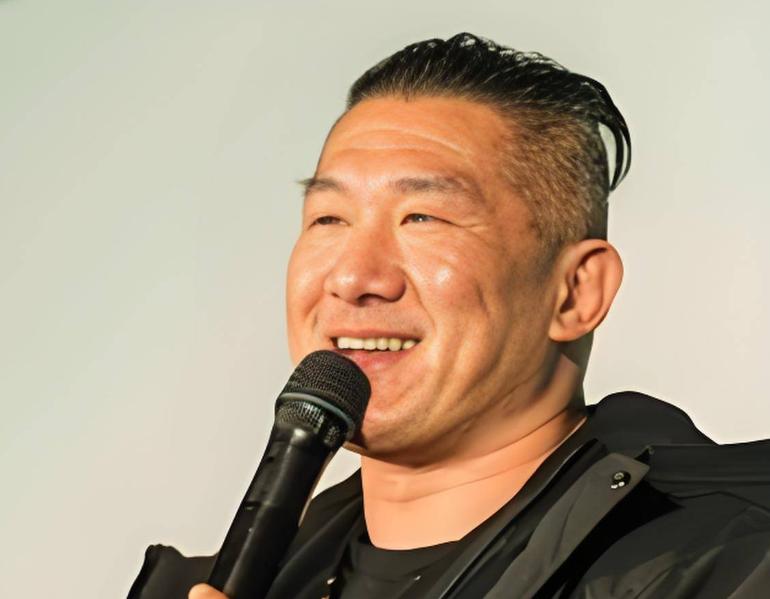 看哭了！馆长高喊祖国万岁！馆长站在那幅字前，声音有点颤抖。他