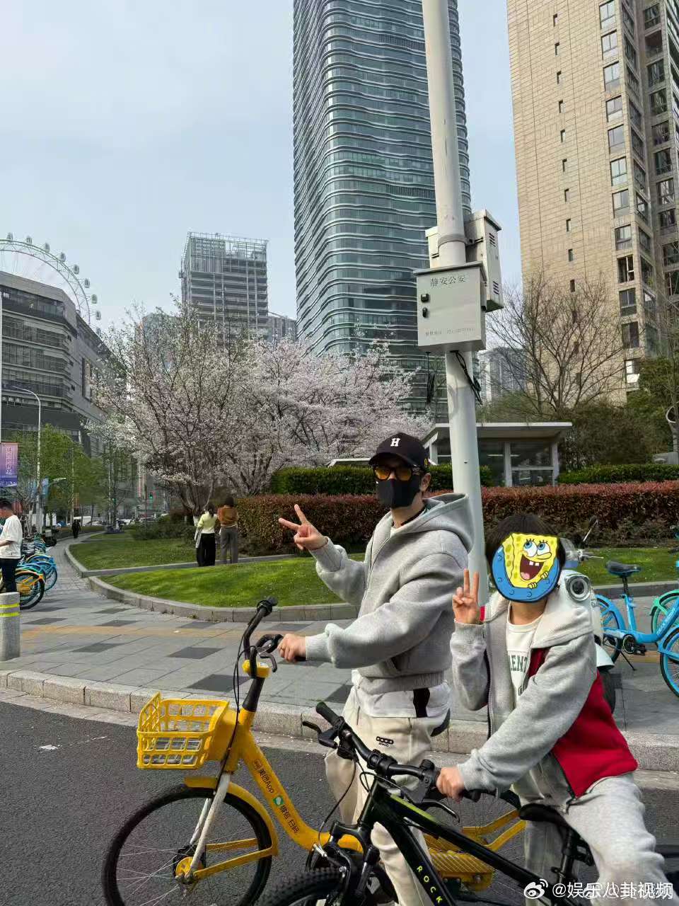 黄晓明小海绵骑行照黄晓明晒和儿子春日骑行照黄晓明发文晒和儿子春日骑行照，小海绵长