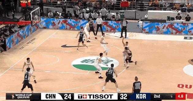 中韩之战的4个名场面，直接预测了中国男篮输球的结局：1、高诗岩无人防守上篮不进