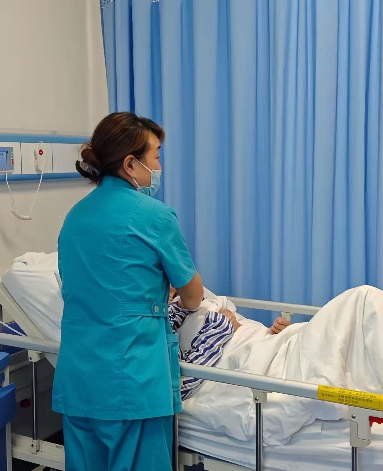 住院请护工的人少了？今天听医院的一个护工感叹，不知道为什么，现在请护工的人少