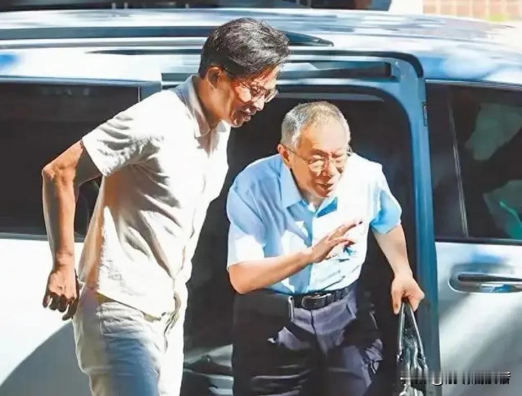 黄国昌彻底翻脸！在新北市记者会开场白狂呛柯文哲：两边押注、绿营附庸【