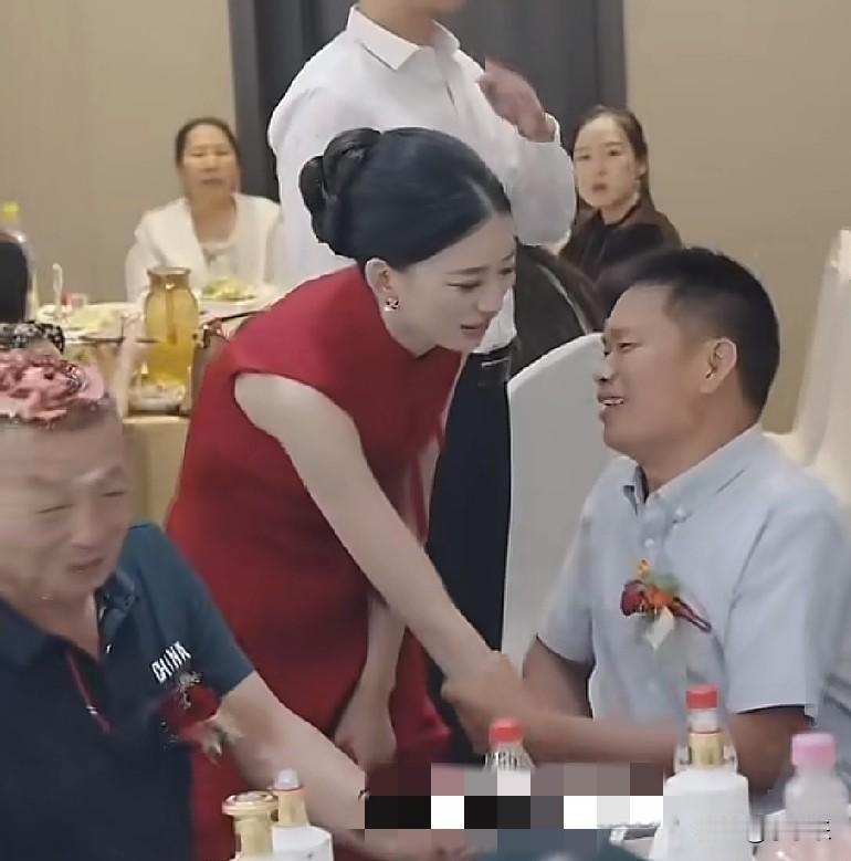 9月19日，河南，一父亲舍不得女儿出嫁，在婚礼现场搂着女儿失控泪崩，女儿安抚着父