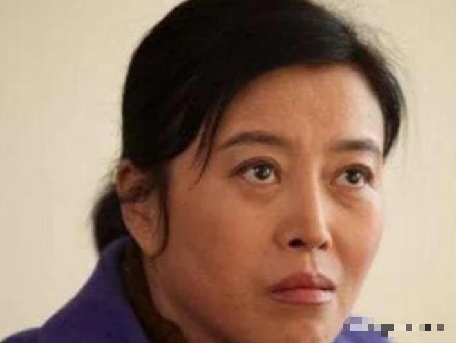 🌞2002年，功成名就的孙红雷忙了一天后回到家，看到43岁的同居女友丁嘉丽