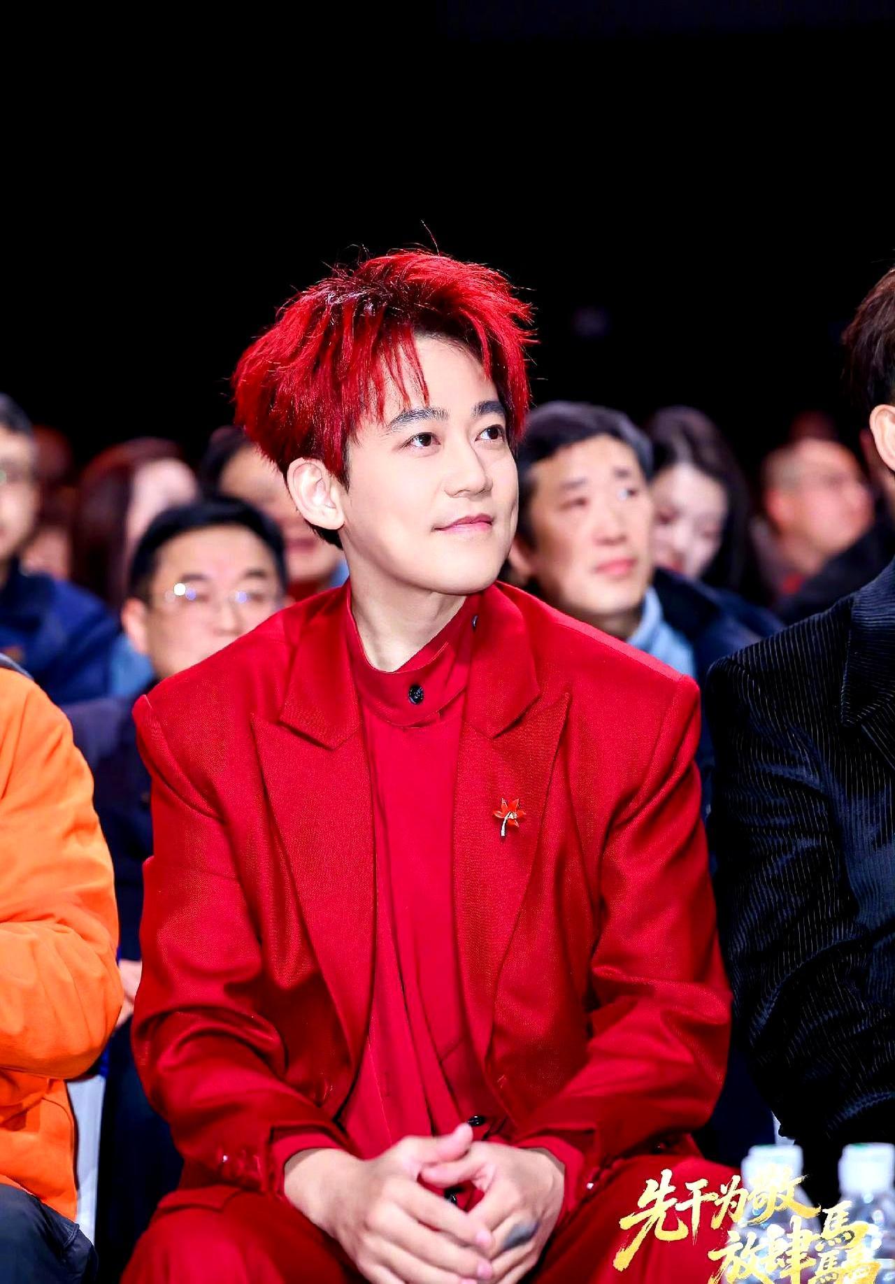 两档S+级爆款综艺在手，苏醒第一次参加芒果年会，结果颗粒无收。把《披哥》和