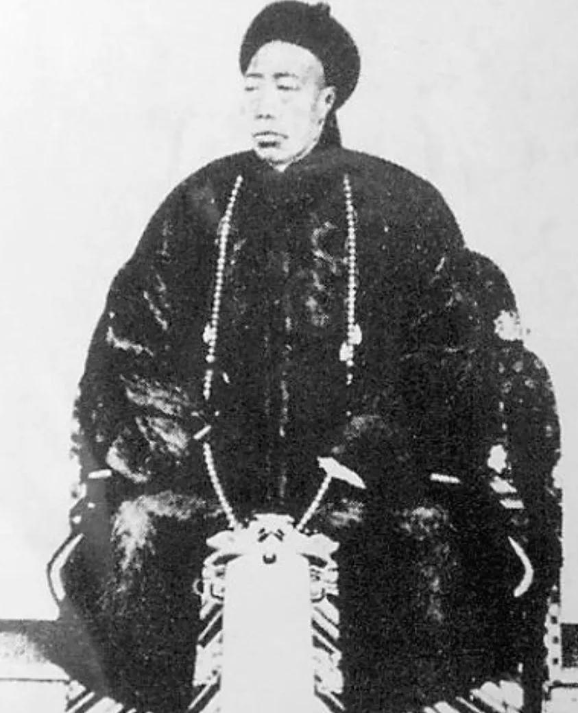 1908年，慈禧死了，大太监李莲英希望辞官养老，可隆裕太后不同意，想把他留在宫中