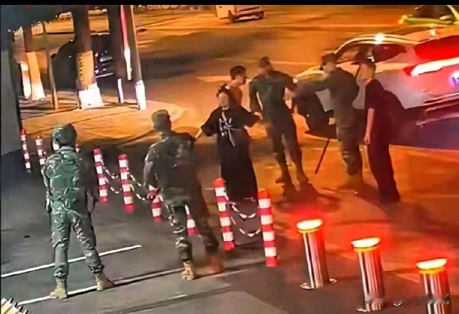 武警是在救军营前闹事的6个人，如果这些人是在边境线上动手，下一秒可能就是死尸了，