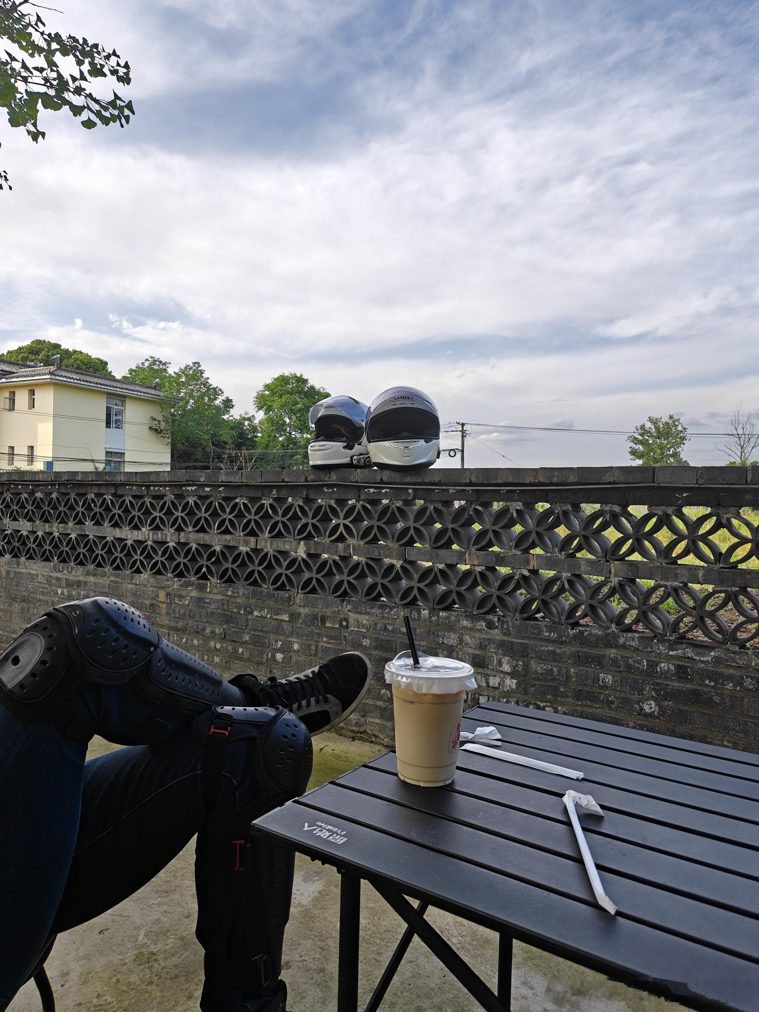 第一次在国内骑摩托车，租了台张雪500f。城里骑车真无聊，成都的交通太复杂，汽车