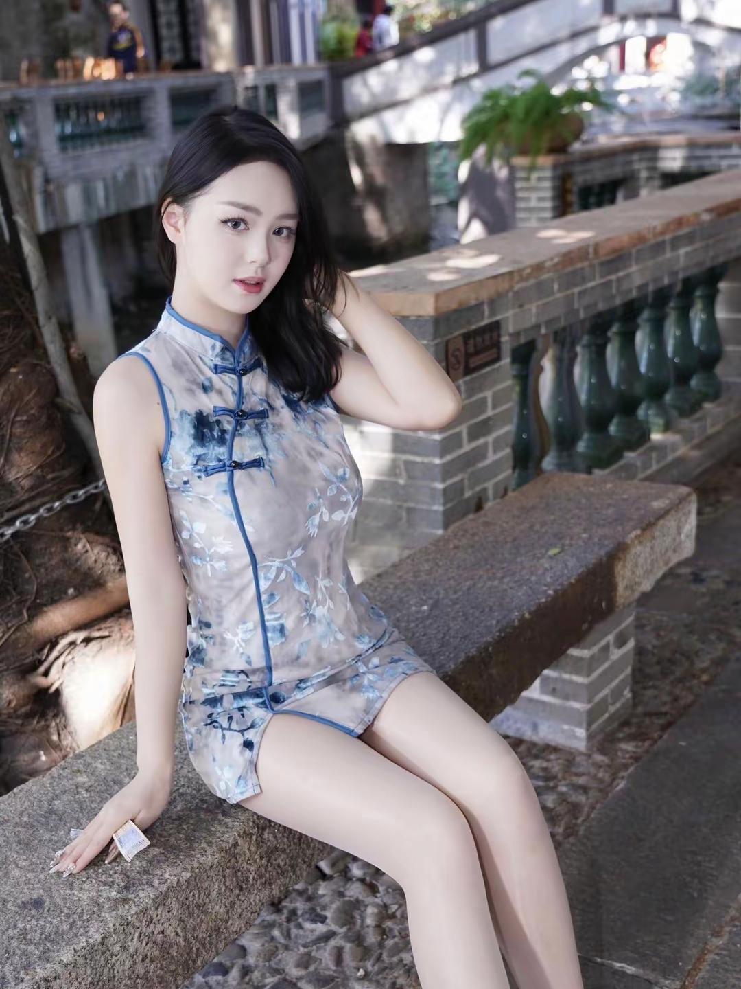 美图欣赏，看图写诗，情感解读《水乡倩影》七言绝句：黛瓦石桥映浅流，佳人