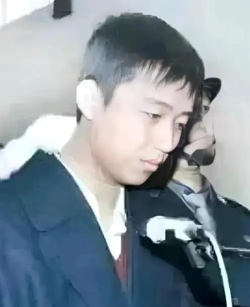 2001年的天津，19岁的李旭拿着抢劫来的五十万当天就买了价值两千多块的摩托罗拉