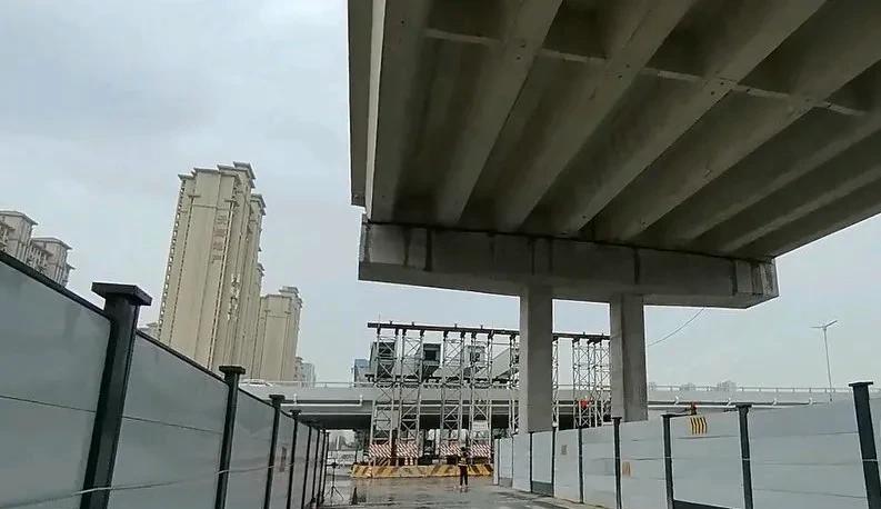 石家庄市和平路高架跨复兴大街大桥要合拢啦，这可是个大进展！和平路改造提升工程全长