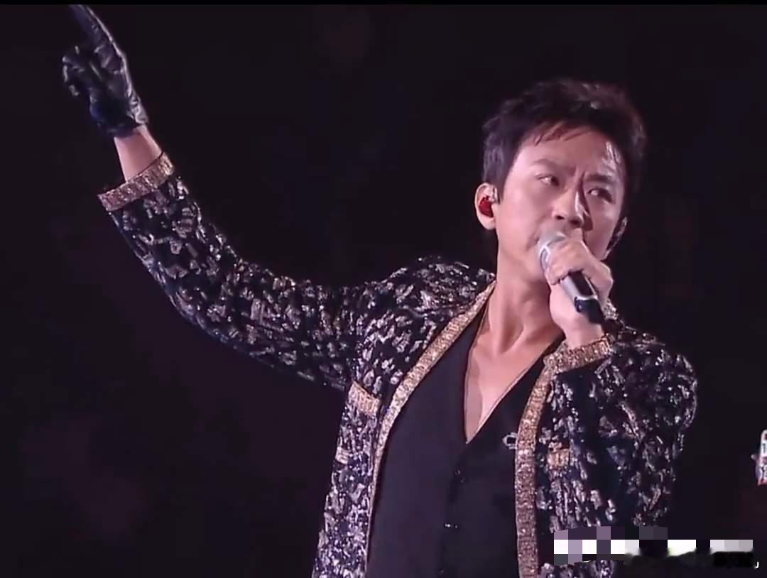 邓超经纪人怕是要崩溃了，不是邓超行程爆满，也不是他的商务邀约太多，而是湖南跨年晚