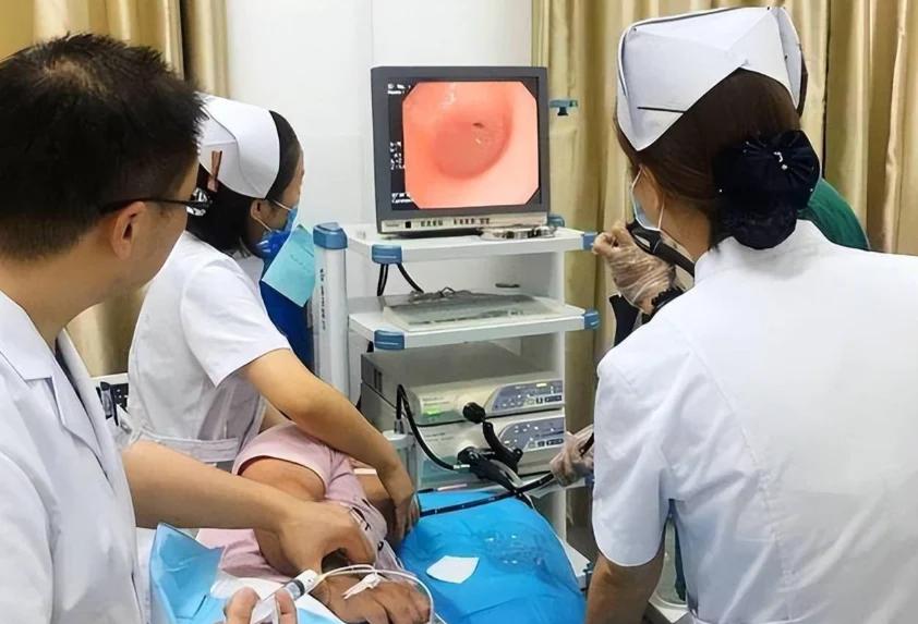 17岁女孩，因腹泻去医院。肠镜一查，诊室一下静了。从肛门到结肠全程，息肉密密麻麻
