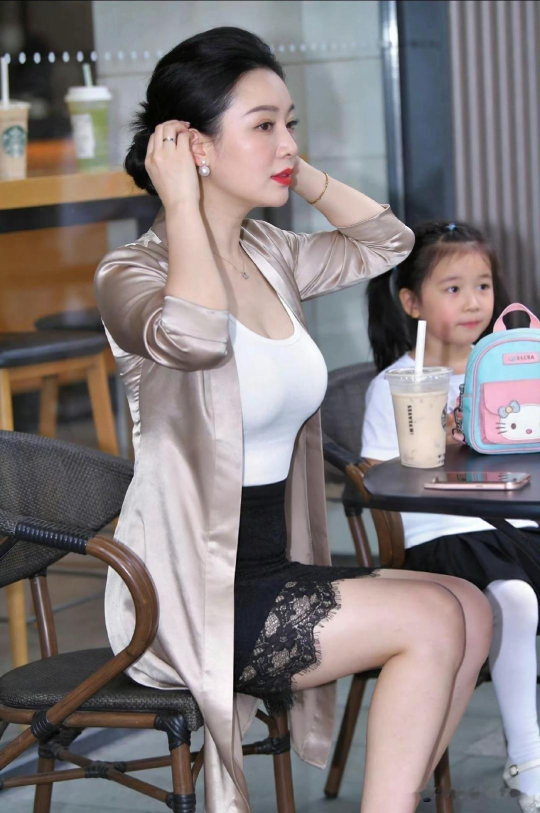 第一眼看着，还以为这位女士是小朋友的妈妈，后来才知道原来是孩子外婆。保养得很
