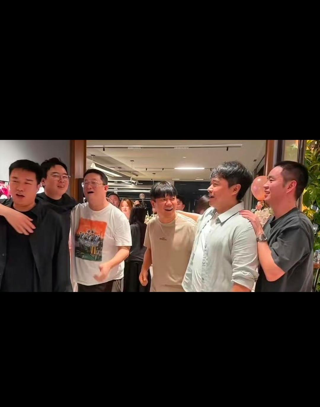 看王宝强现在开心快活的样子，跟刚刚出道时完全就像换了一个人！看他抽高希霸德行样