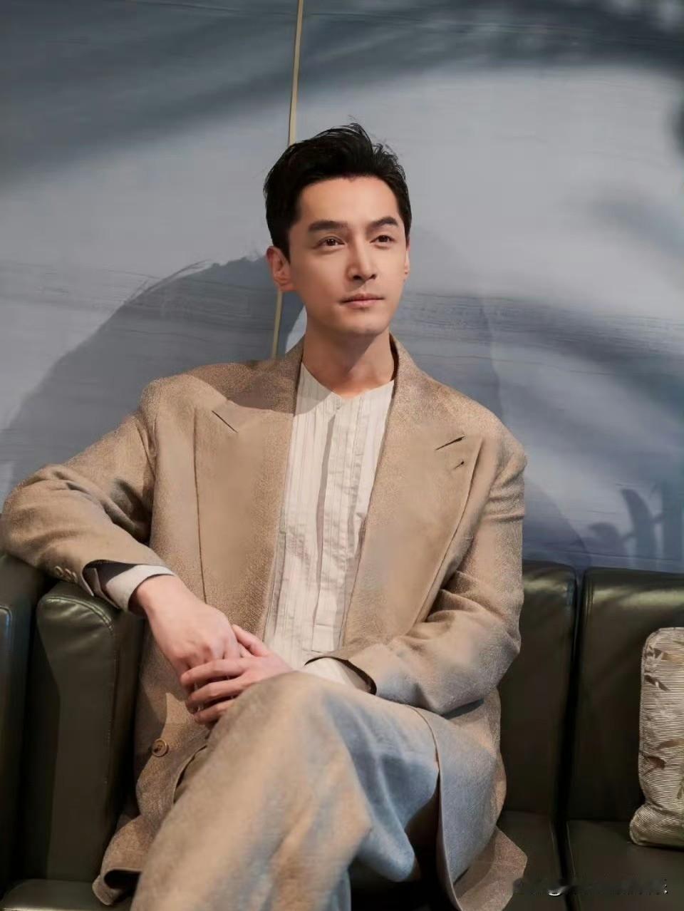 胡歌的初恋瓜太狗血了，18岁和16岁女孩异地恋见过两次，还给人写情书，女孩到上海