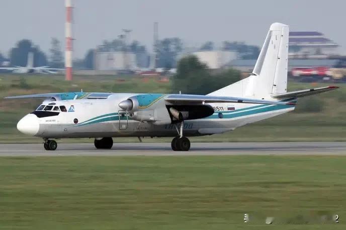 俄罗斯一架安-26军用运输机在克里米亚被摧毁在位于克里米亚塞瓦斯托波尔附近的