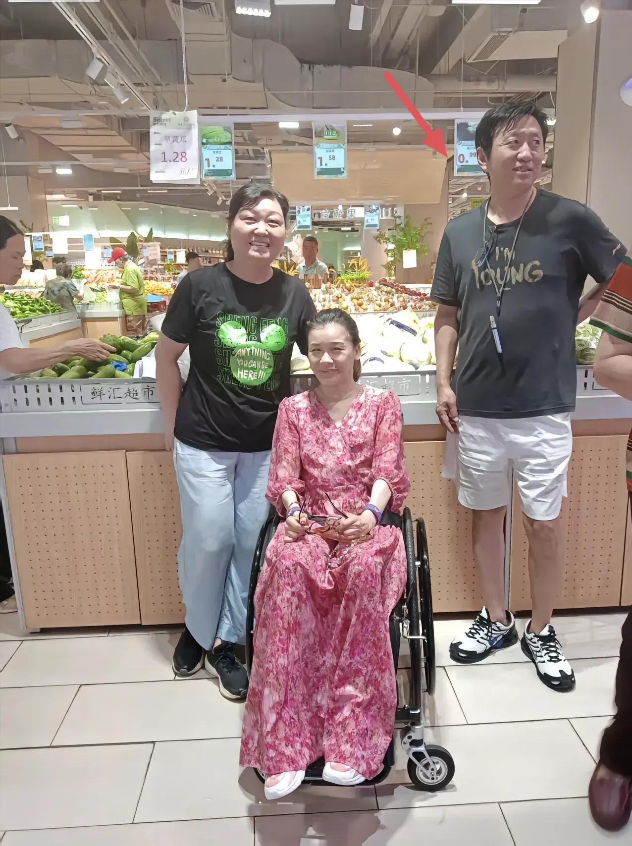 桑兰和老公黄健现身北京超市买菜，桑兰穿衣打扮十分鲜艳，皮肤白皙，笑起来眼角有些许