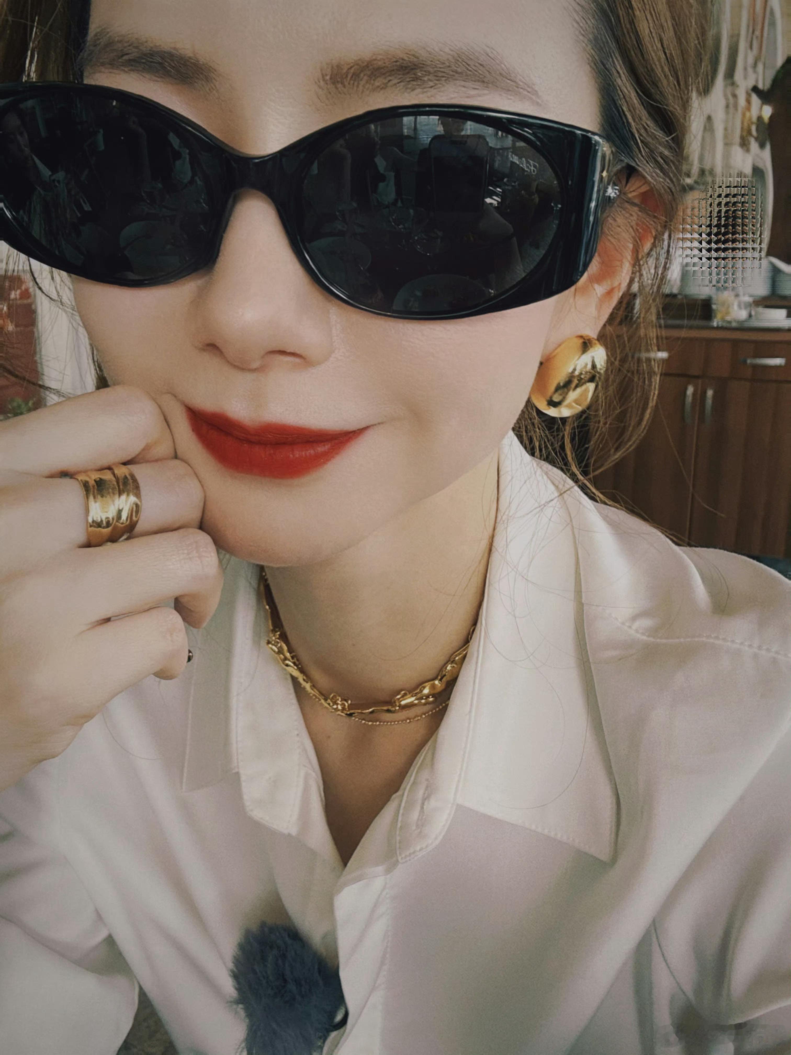 李一桐我手机呢OMG，这是哪里来的仙女啊～！！[抱抱]😘​​