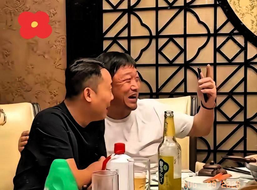 贾冰喝8+1，我忍了。他吃饭期间说脏话，我也忍了。唯一让我忍不了的是，一起聚会