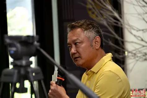 演完贾宝玉，欧阳奋强再没演过戏。欧阳奋强这人，从小对演戏感兴趣，早早进了峨眉电