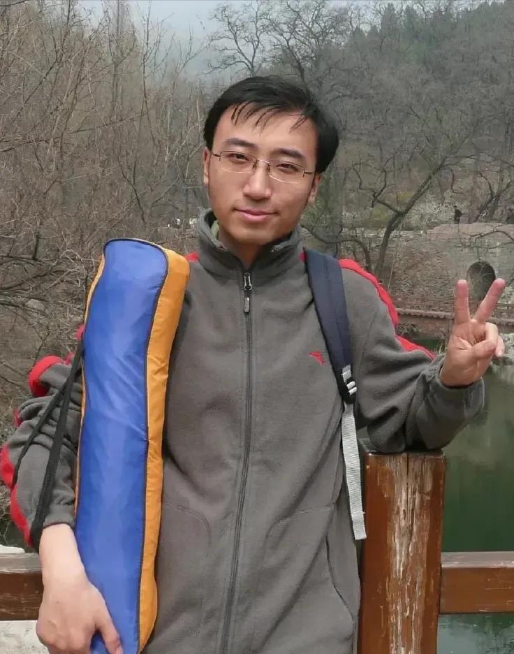 刷到李永乐的故事，有点意思……北大物理系本科，清华电子工程硕士，这履历够硬吧