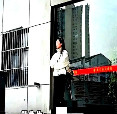这是娶了个祖宗！这婚离对了。”女子和老公闹离婚，但是在民政局门口却不愿意进去了，