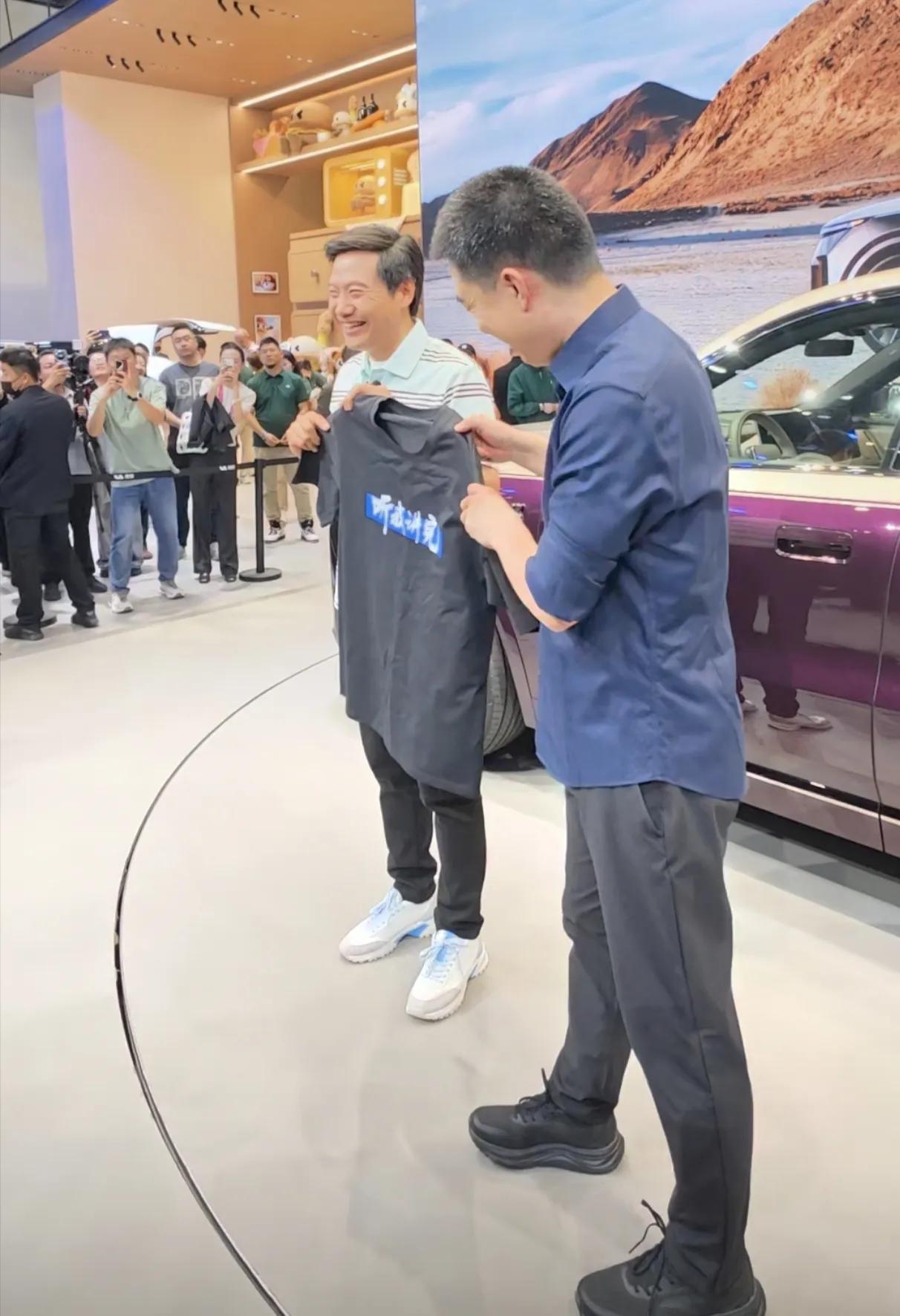 雷军：给你带了件礼物。李想：车展还送礼，这么客气雷军：先别拆，听