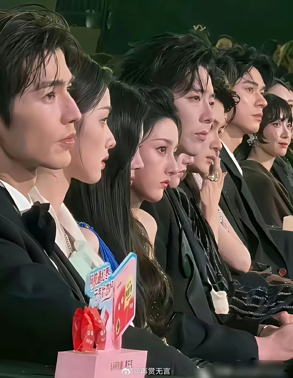 明星果然和普通人不一样，张凌赫的鼻子真好看啊！