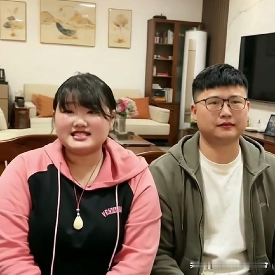 大衣哥的女儿雪梅也开启了直播。她似乎减肥成功了，看上去比以往瘦了许多，人也变得愈
