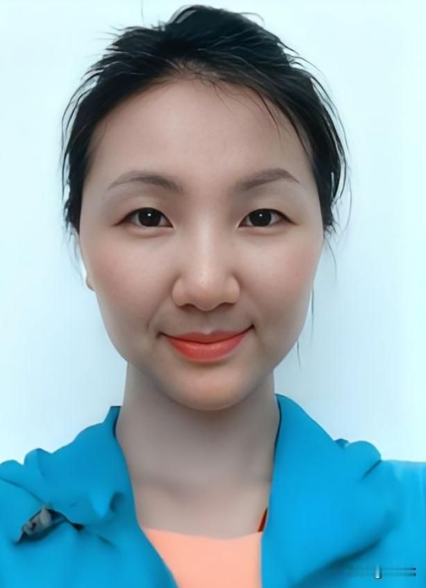 2012年，一架飞往乌鲁木齐的客机升至5000米高空时，一位空姐突然推着餐车猛撞