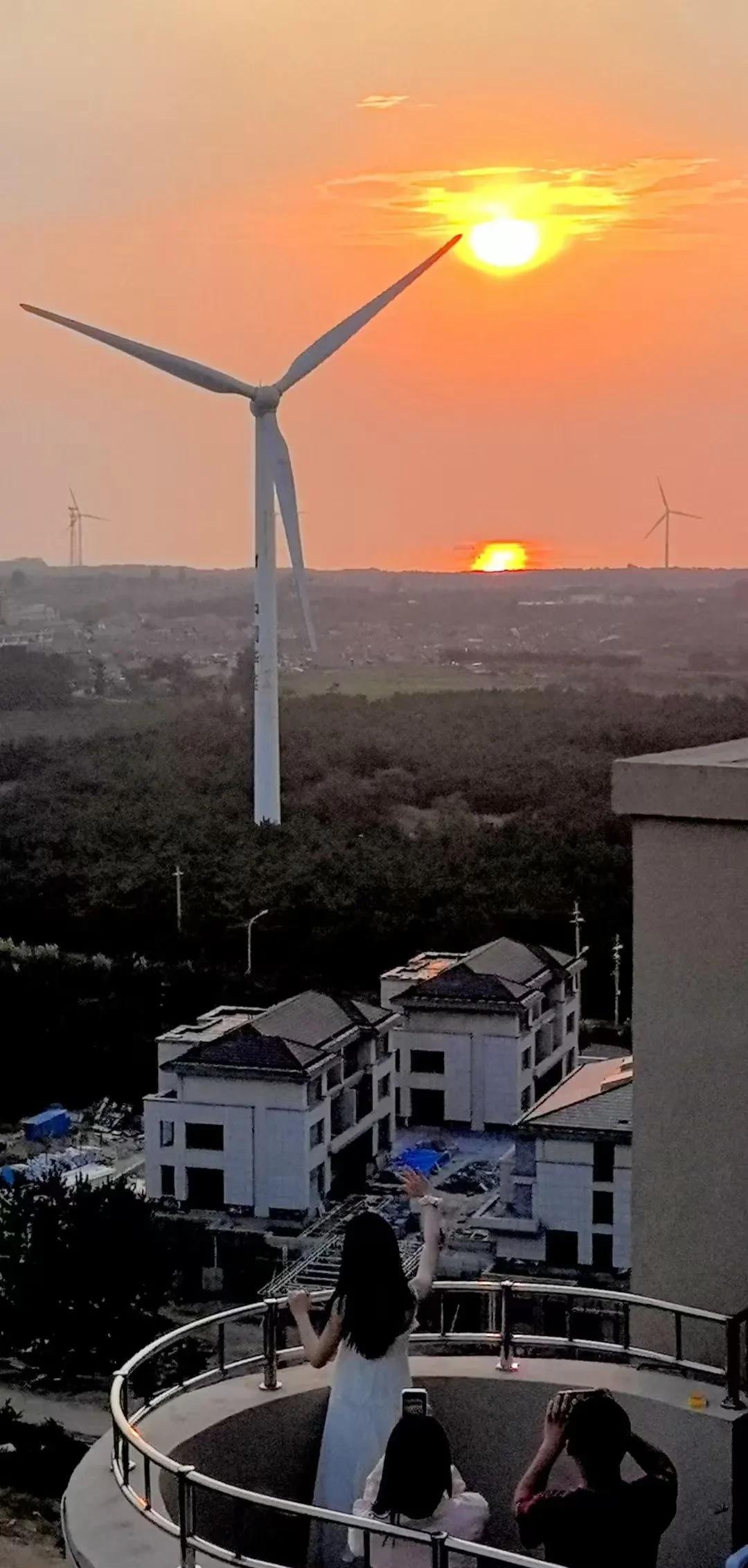 旅居威海已经长达九年了。海边的日出日落，怎么看都看不够。清晨五点钟，登上十八