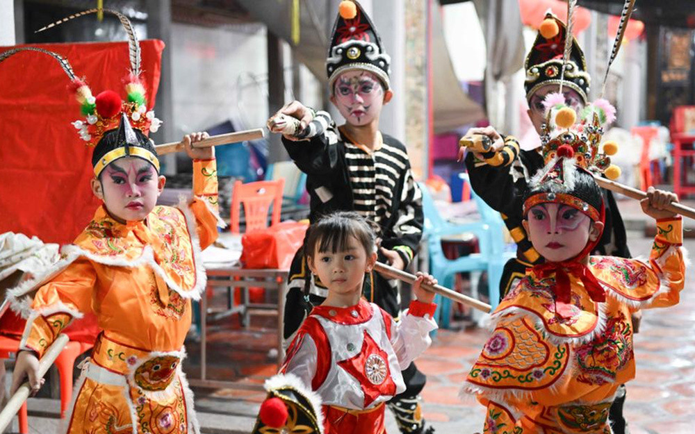 禁止中小学生参与民俗活动, 莫让英歌舞难觅少年郎