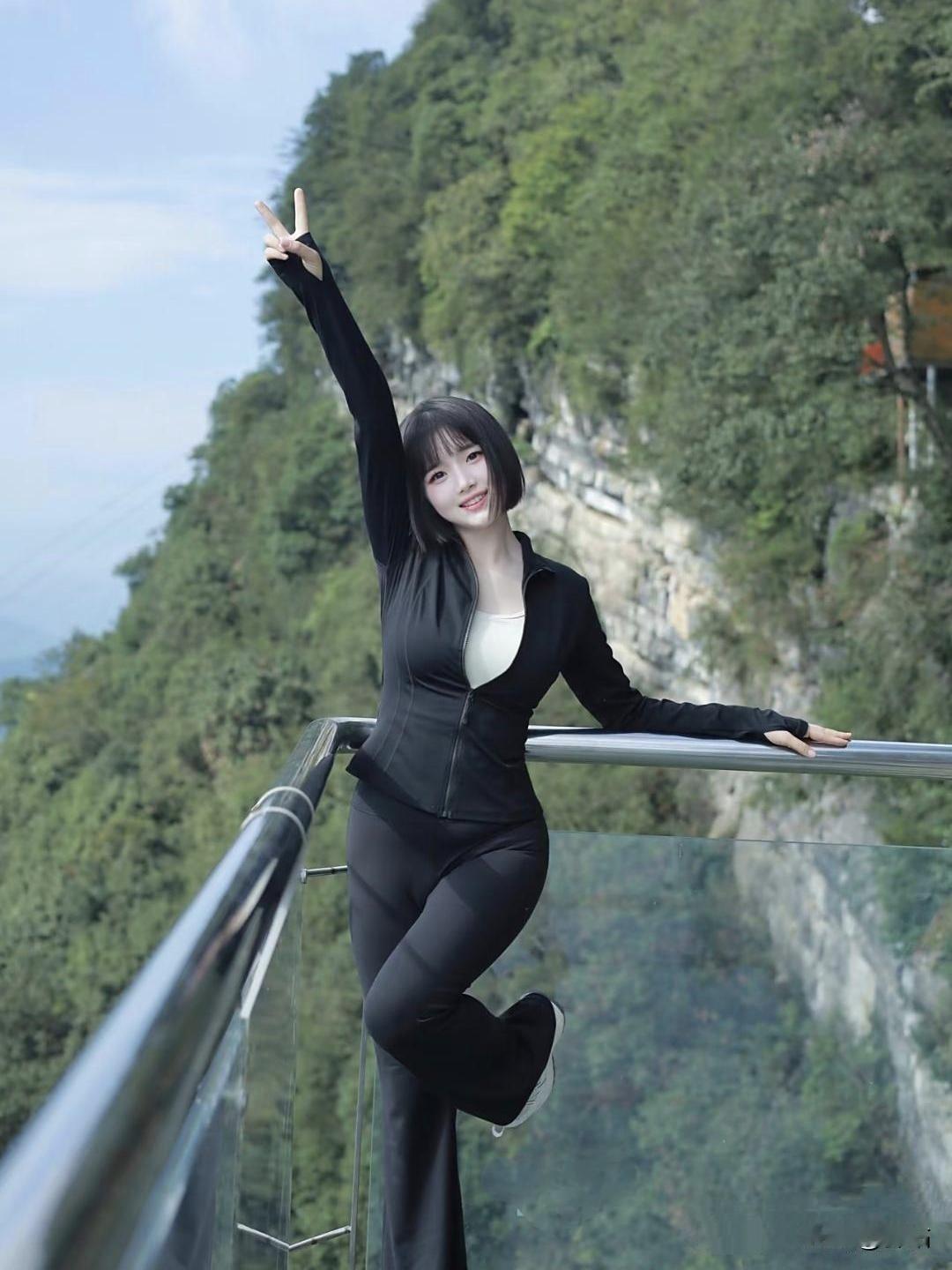 美图欣赏，看图写诗《山行漫记》她在玻璃栈道与山风共舞，在石阶上把疲惫酿