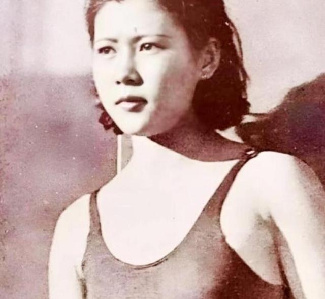 1937年，19岁“游泳皇后”杨秀琼结婚。她提出想避孕10年，丈夫爽快答应。不到