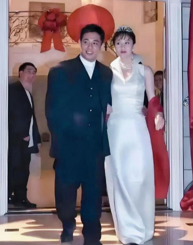 新婚燕尔的李连杰和利智，这张照片摄于一九九九年美国洛杉矶，彼时李连杰三十六岁，利