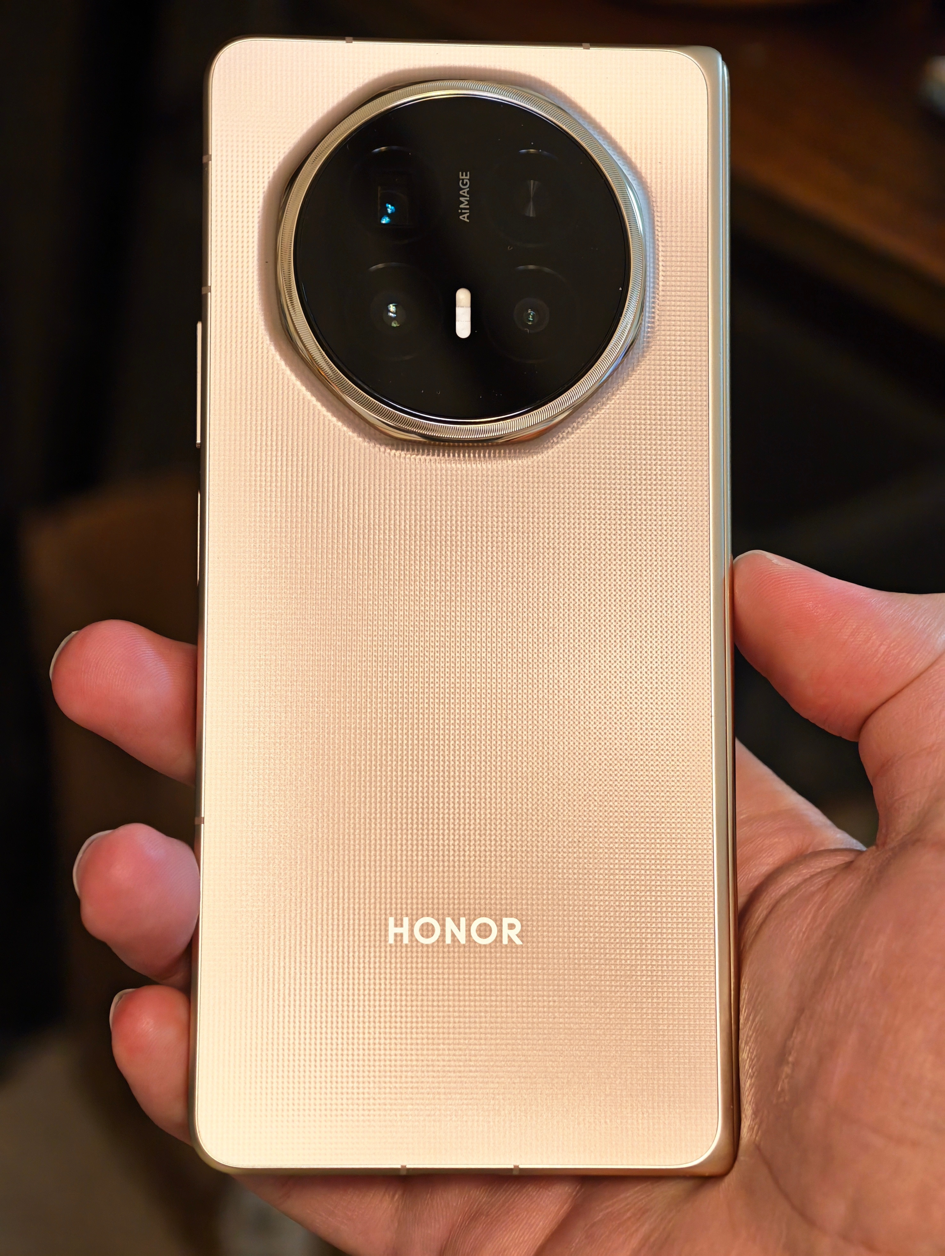 黑的够黑，亮的够亮。还有一会儿荣耀就要在MWC演讲了，这次有直播