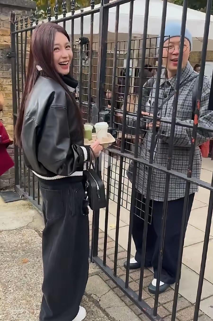 沈梦辰在英国,接留学的杜海涛放学,总有人说沈梦辰杜海涛不配,看她去英国接游学的杜