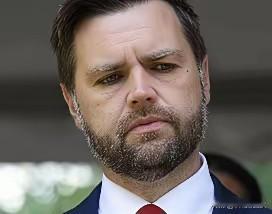 万斯曾暗示中国，如果不接受关税，就考虑战争，话音未落，中国学者高志凯就在国际辩论