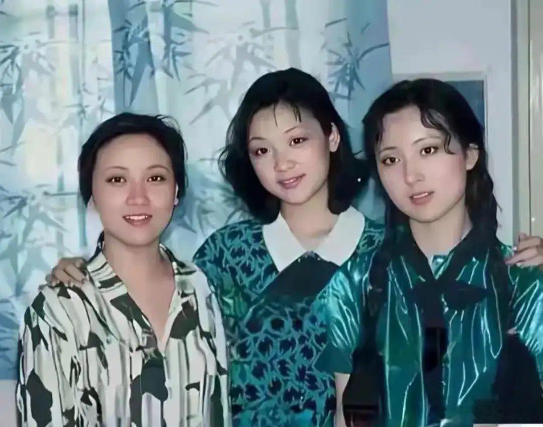 这是邓婕和张延陈晓旭一张珍贵合影，拍摄于80年代末，惊艳了时光