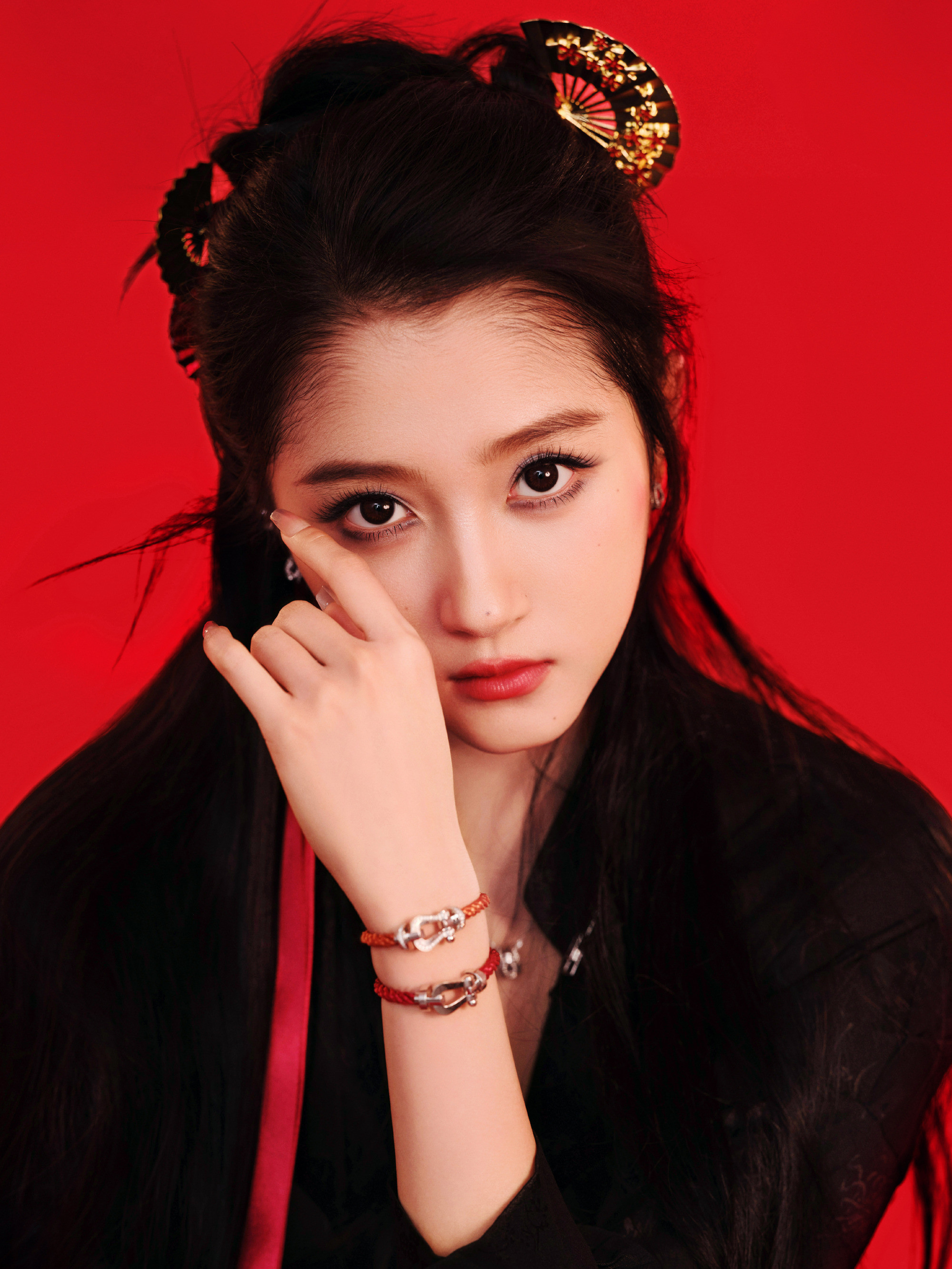 关晓彤春风得意马蹄吉，“京”彩纷呈迎新春。摩登国潮下的魅力～