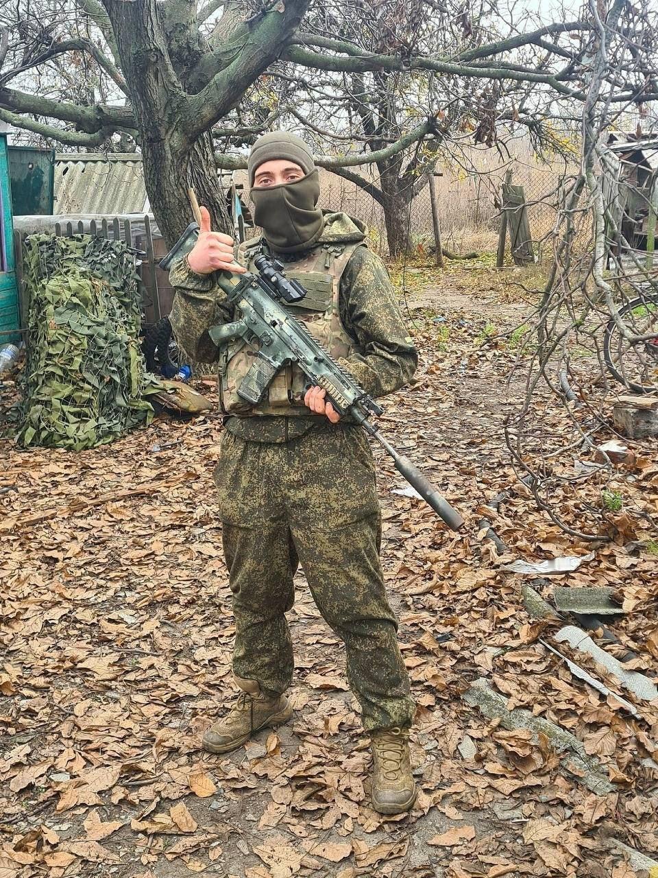 手持缴获的SCAR-L步枪的俄军士兵，这瞄准镜怎么一股义乌购的既视感烽火问鼎计划