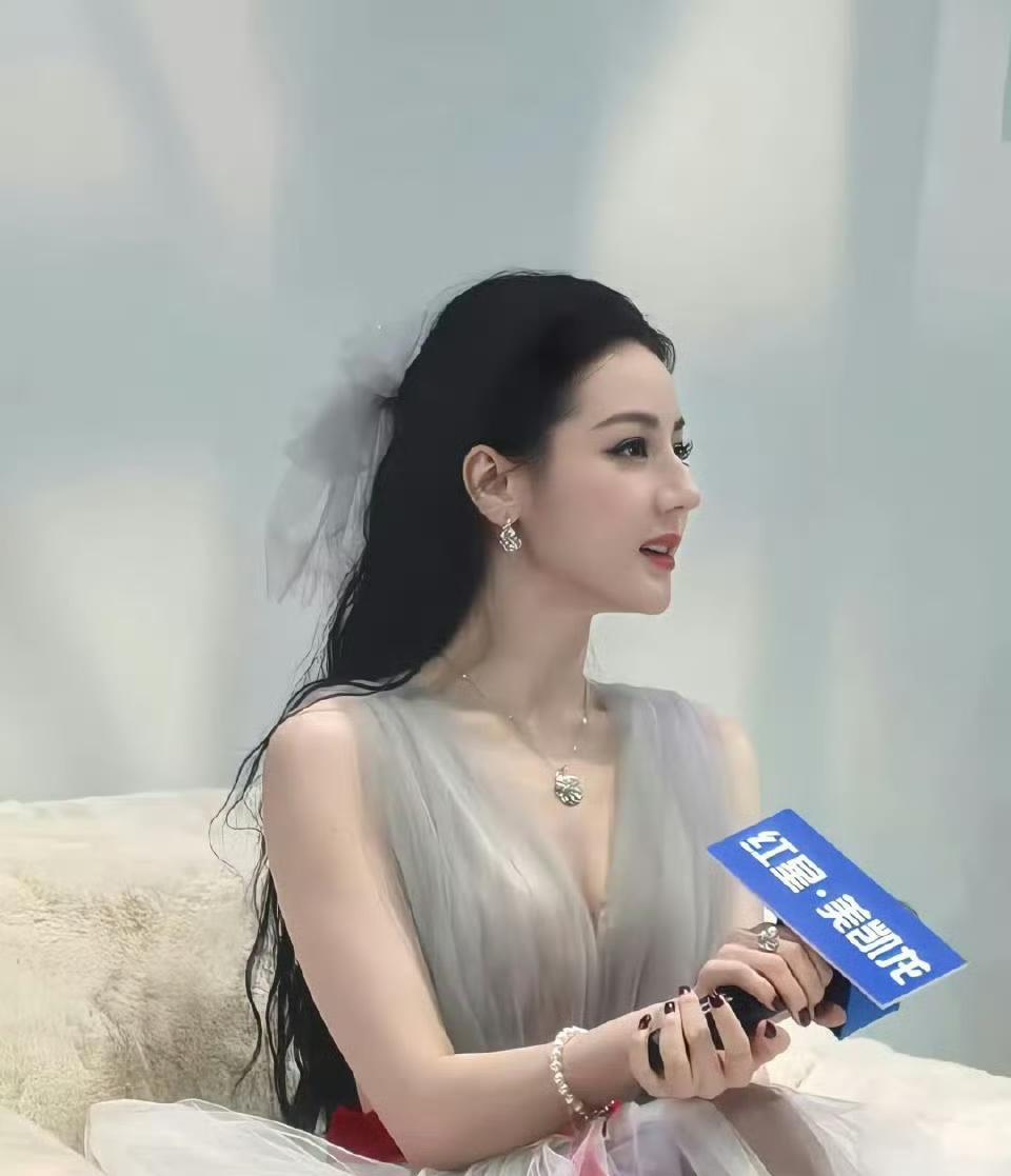 热巴今天这个造型，真的绝绝子！蓬松的盘发配上超大蝴蝶结，整个人就像童话里走