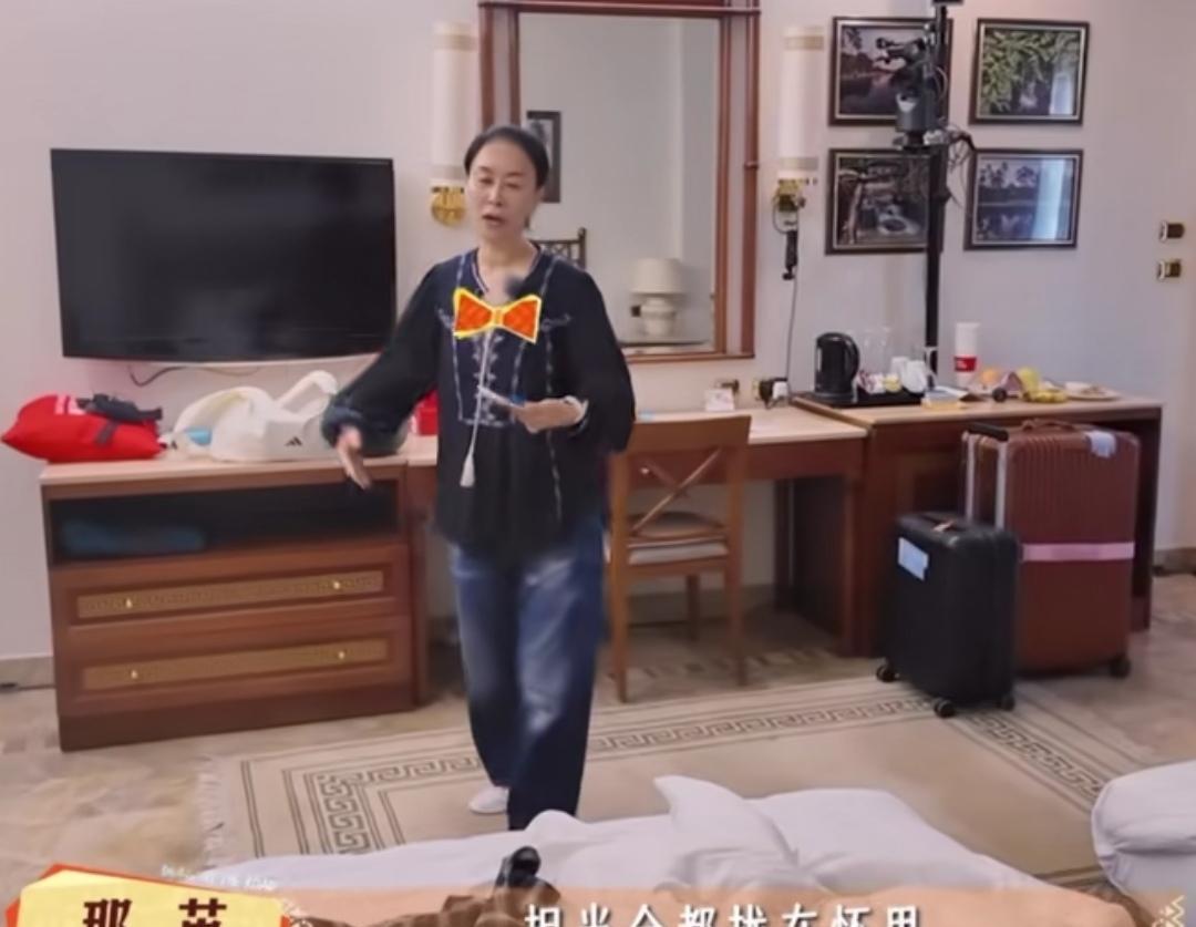 笑疯了！那英把歌词给记错了，她把“小手”记成了“大脚”，马思纯笑翻在床上，那英：