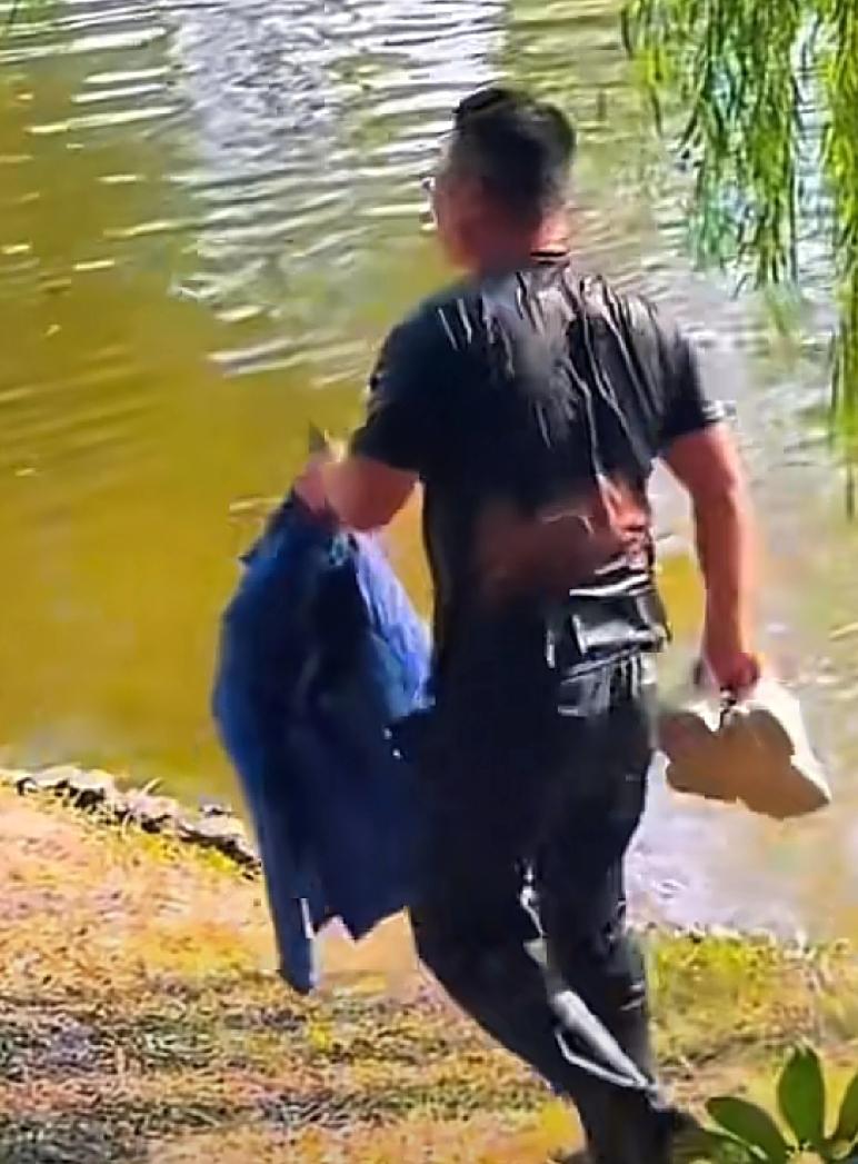 还是好心人多江苏苏州一个公园内，一位孩子在游玩过程中，脚一滑，滑到河里自己水