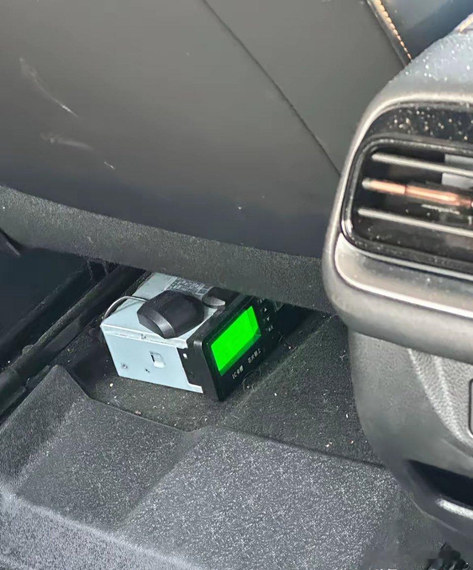 今儿下班打了辆网约车，竟发现车座底下有个泛着绿光的设备。各位大佬，有知道这是啥的