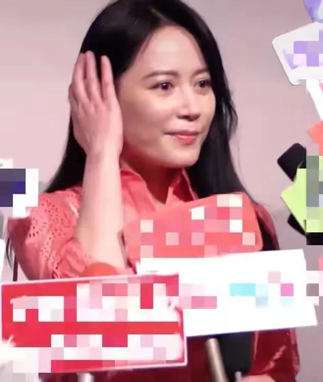 2016年，金星调侃俞飞鸿说：窦文涛驾驭不了你，更不敢对你伸出黑暗之手。时隔几天